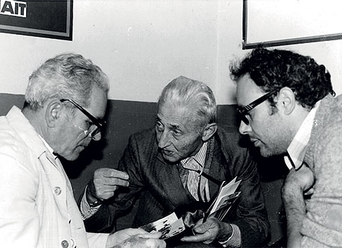 Barcellona, 1982: Claudio Venza (a destra) e Vindice Rabitti (al centro) durante il viaggio nei luoghi della Guerra Civile Spagnola compiuto insieme a Tobia Imperato, nel corso della quale è stata condotta la lunga intervista a Rabitti. Qui sono nella sede del sindacato CNT Transportes (Plaza Medinaceli) con un compagno spagnolo che ha combattuto sullo stesso fronte di Vindice.