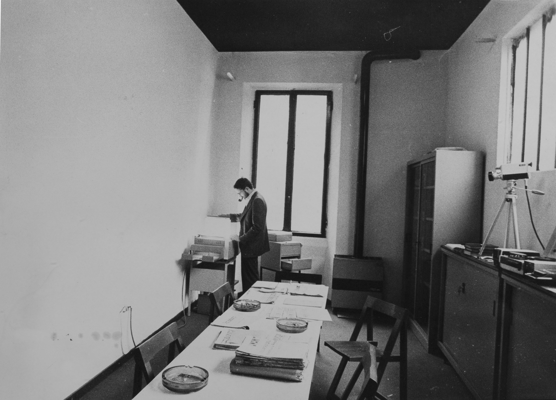La sede di elèuthera in Viale Monza 255 nel 1986, sullo sfondo Amedeo Bertolo
