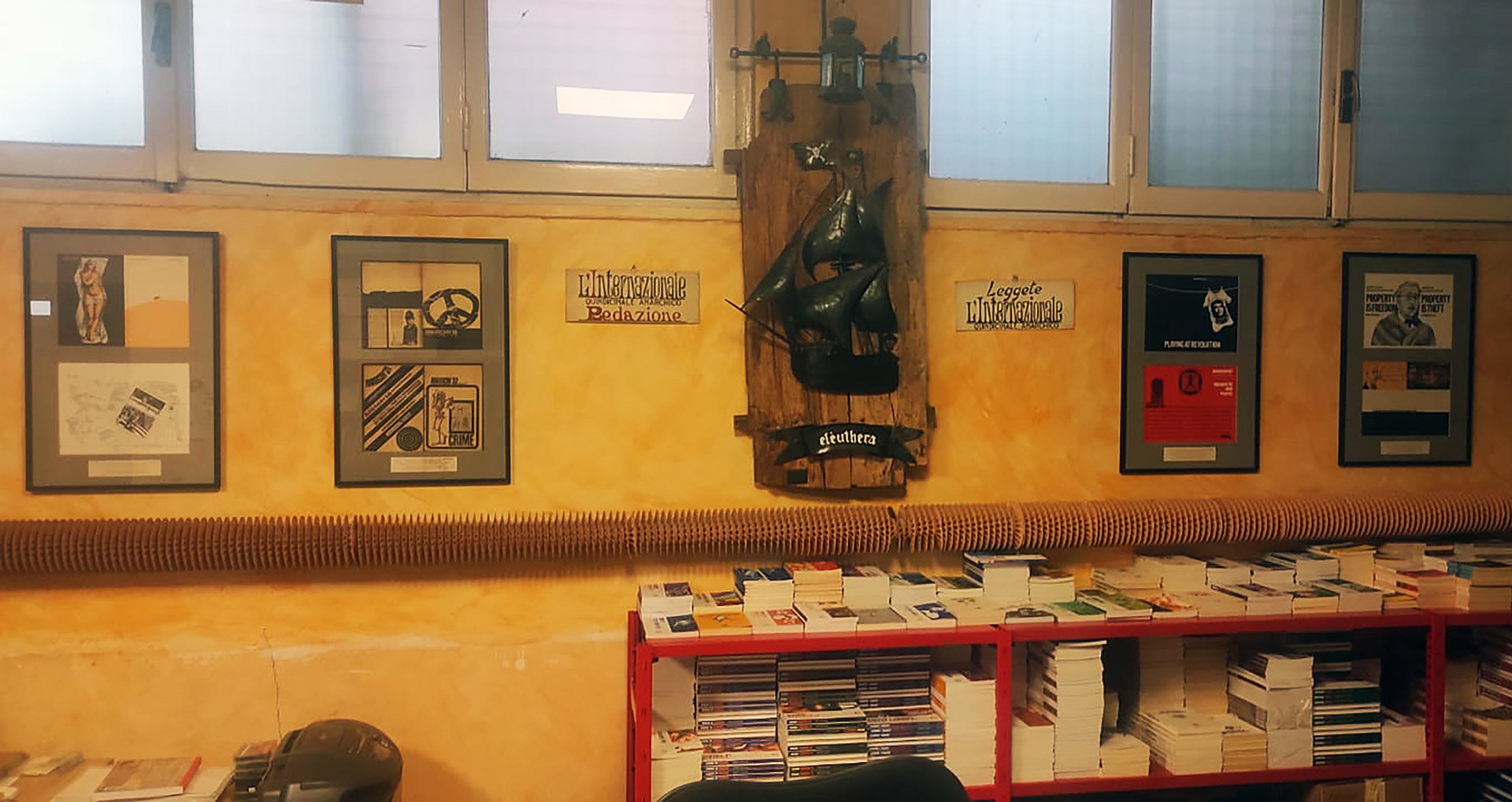 La sede di elèuthera in Via Jean Jaurès 9, dal 2015 a oggi, sullo sfondo il Galeone di Elis Fraccaro