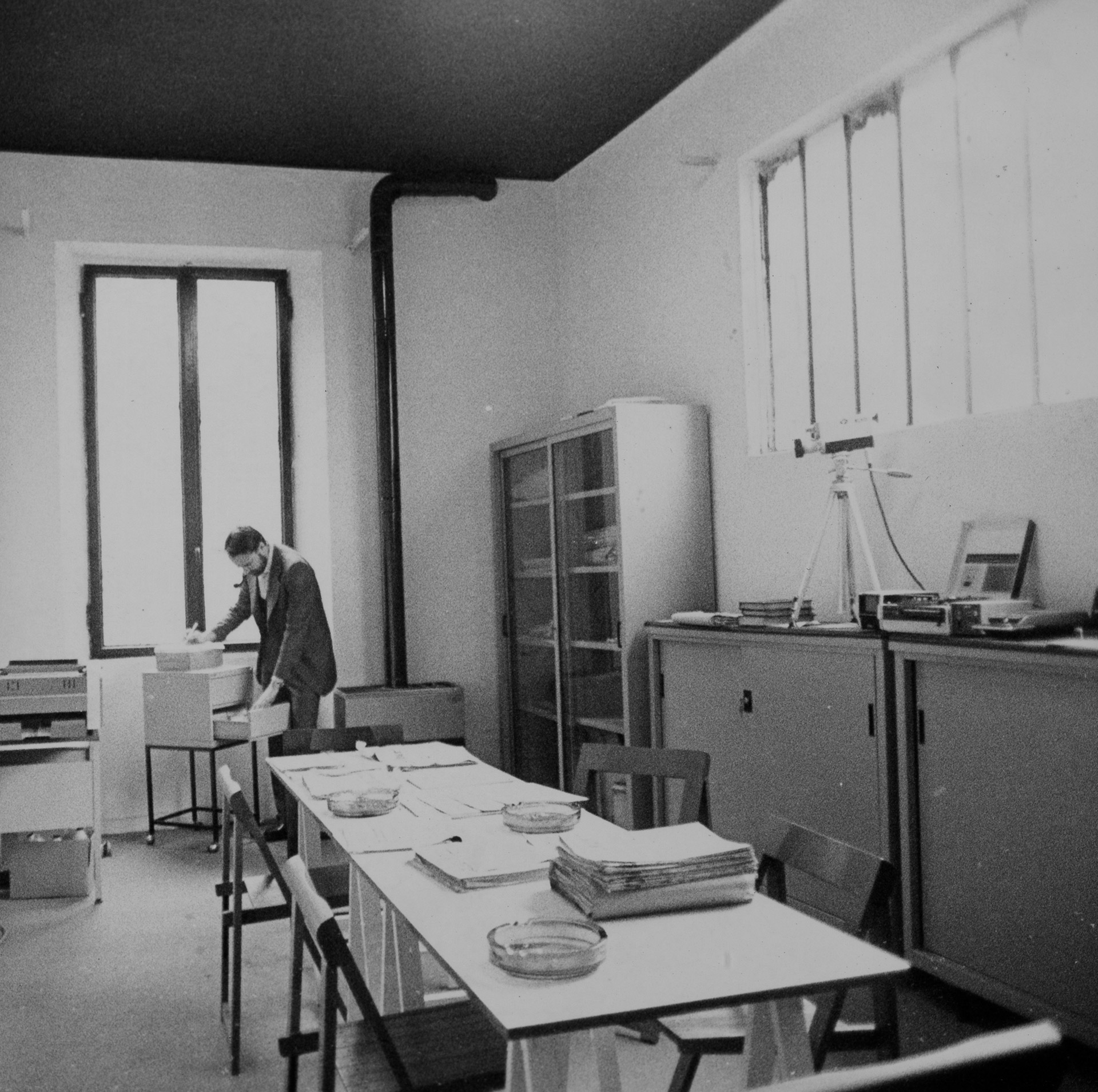 La sede di elèuthera in Viale Monza 255 nel 1986, sullo sfondo Amedeo Bertolo